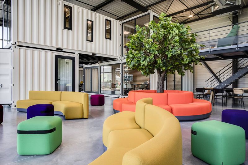 Aménagement Bureau Evolum Containers à Civrieux par Arrivetz : Design et Fonctionnalité