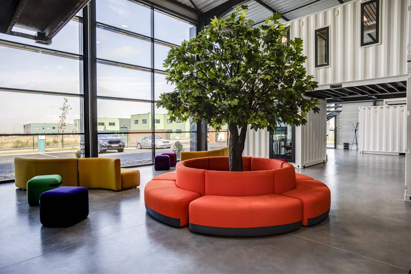 Aménagement Bureau Evolum Containers à Civrieux par Arrivetz : Design et Fonctionnalité