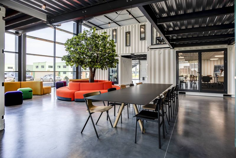 Aménagement Bureau Evolum Containers à Civrieux par Arrivetz : Design et Fonctionnalité