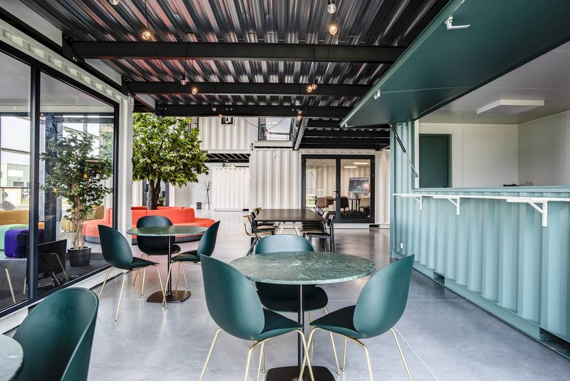 Aménagement Bureau Evolum Containers à Civrieux par Arrivetz : Design et Fonctionnalité