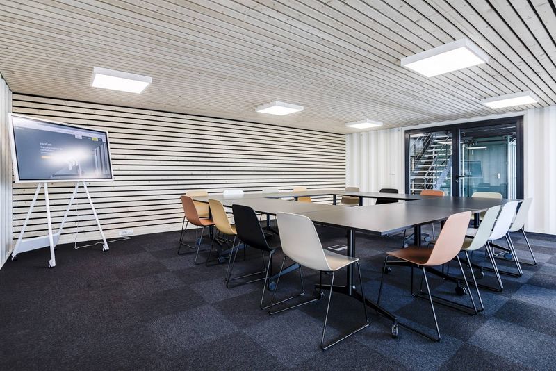 Aménagement Bureau Evolum Containers à Civrieux par Arrivetz : Design et Fonctionnalité