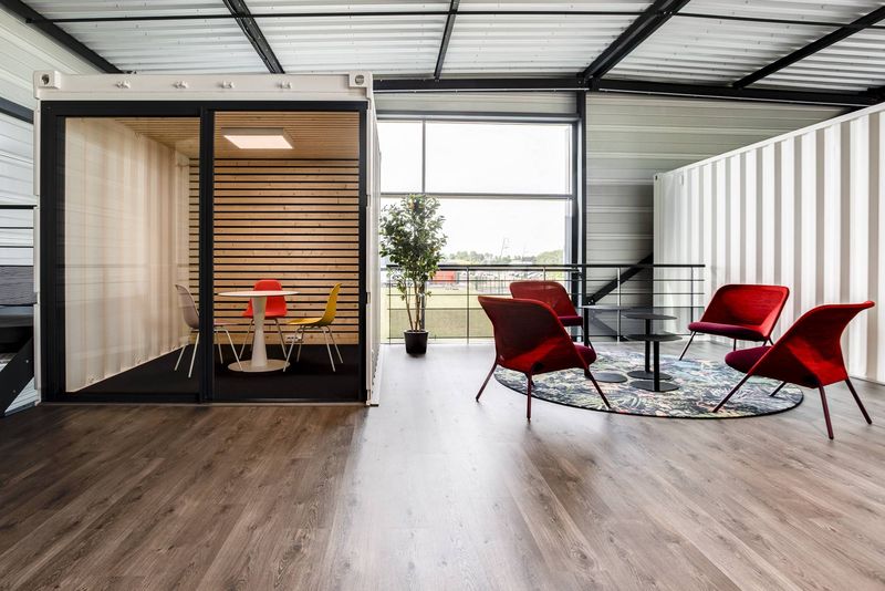Aménagement Bureau Evolum Containers à Civrieux par Arrivetz : Design et Fonctionnalité