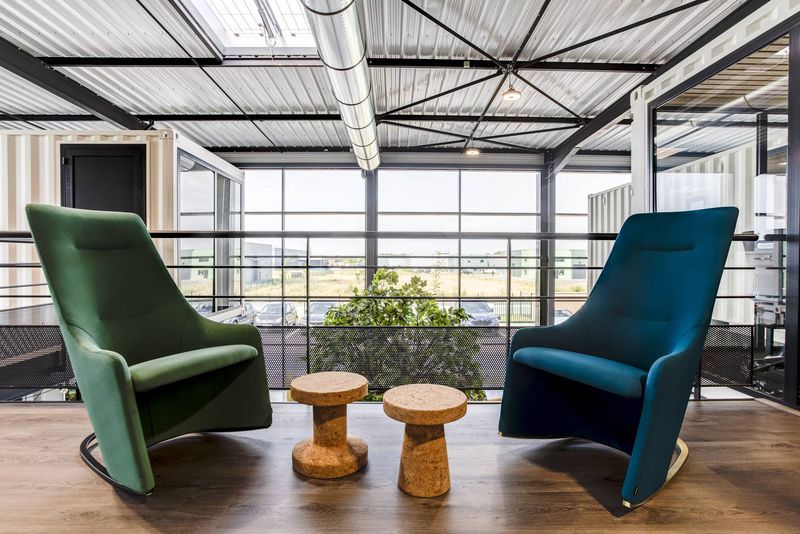 Aménagement Bureau Evolum Containers à Civrieux par Arrivetz : Design et Fonctionnalité