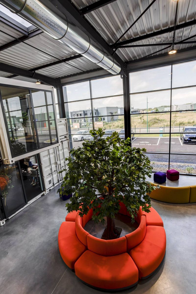 Aménagement Bureau Evolum Containers à Civrieux par Arrivetz : Design et Fonctionnalité