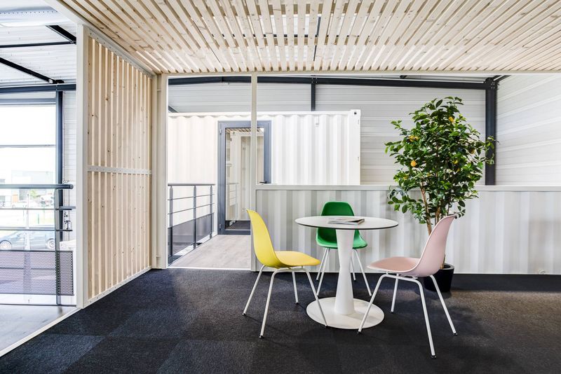 Aménagement Bureau Evolum Containers à Civrieux par Arrivetz : Design et Fonctionnalité