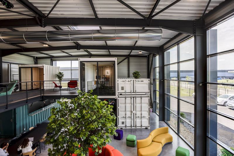 Aménagement Bureau Evolum Containers à Civrieux par Arrivetz : Design et Fonctionnalité