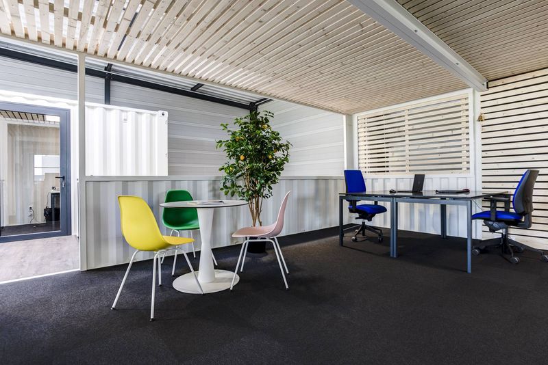 Aménagement Bureau Evolum Containers à Civrieux par Arrivetz : Design et Fonctionnalité