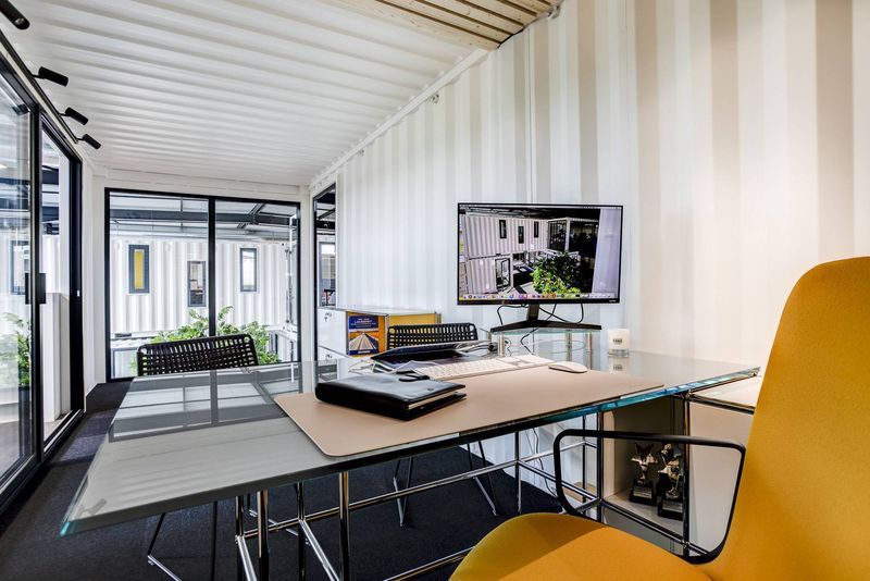 Aménagement Bureau Evolum Containers à Civrieux par Arrivetz : Design et Fonctionnalité