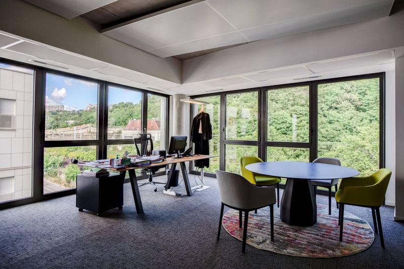 Aménagement Bureaux Cabinet Avocats Lyon 9 par Arrivetz : Design et Fonctionnalité