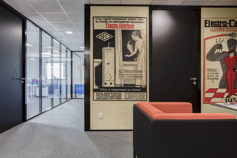 Aménagement Bureau Siège Social Pusignan : Mobilier Design par Arrivetz Lyon