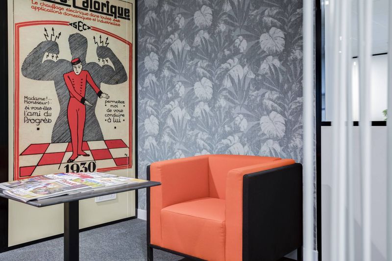 Aménagement Bureau Siège Social Pusignan : Mobilier Design par Arrivetz Lyon