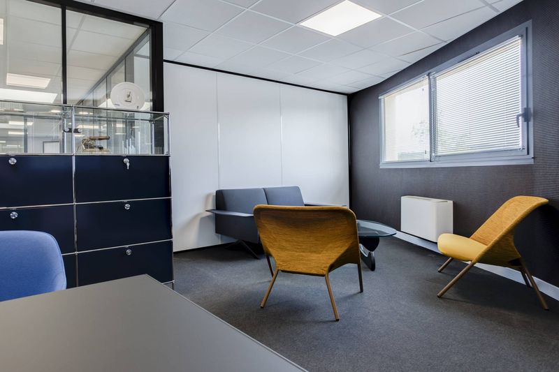 Aménagement Bureau Siège Social Pusignan : Mobilier Design par Arrivetz Lyon
