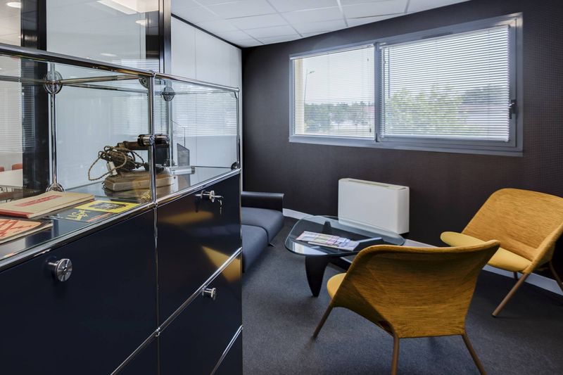 Aménagement Bureau Siège Social Pusignan : Mobilier Design par Arrivetz Lyon