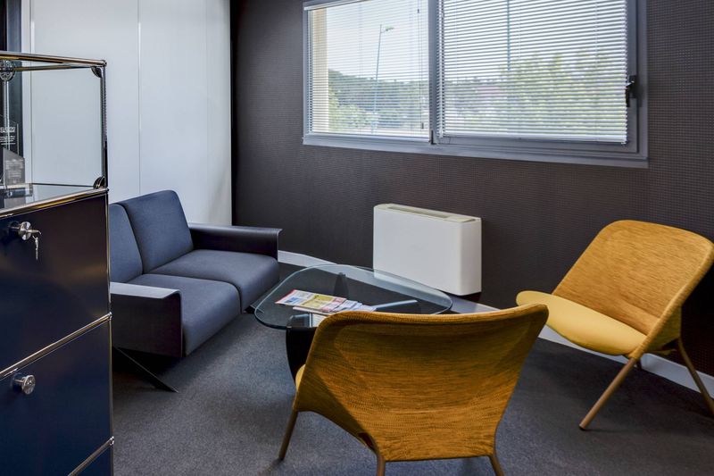 Aménagement Bureau Siège Social Pusignan : Mobilier Design par Arrivetz Lyon