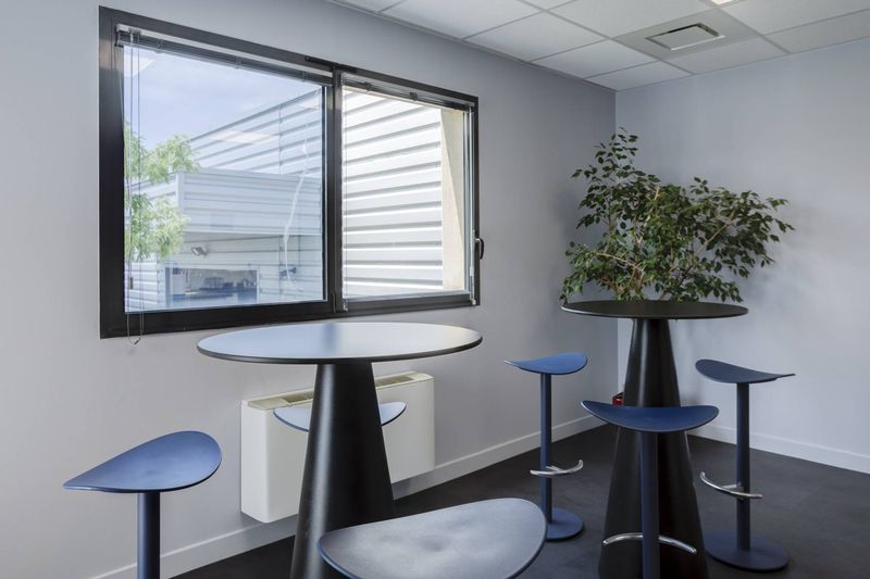 Aménagement Bureau Siège Social Pusignan : Mobilier Design par Arrivetz Lyon