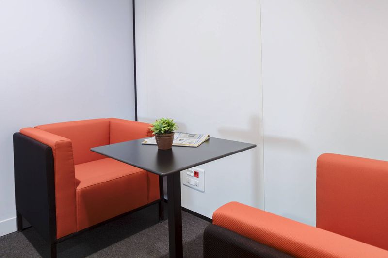 Aménagement Bureau Siège Social Pusignan : Mobilier Design par Arrivetz Lyon
