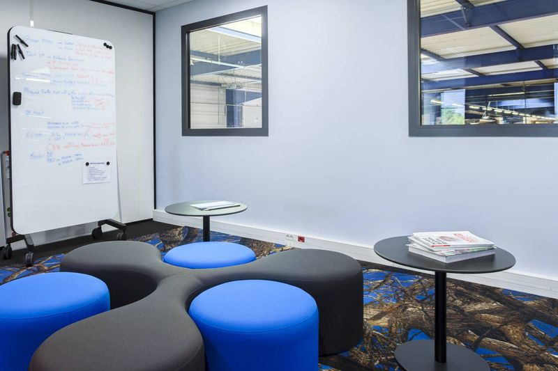 Aménagement Bureau Siège Social Pusignan : Mobilier Design par Arrivetz Lyon