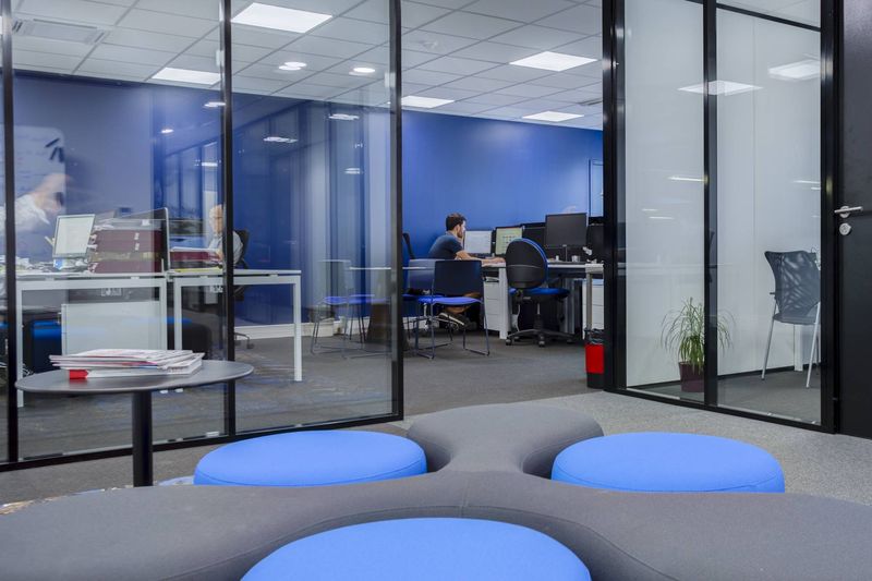 Aménagement Bureau Siège Social Pusignan : Mobilier Design par Arrivetz Lyon