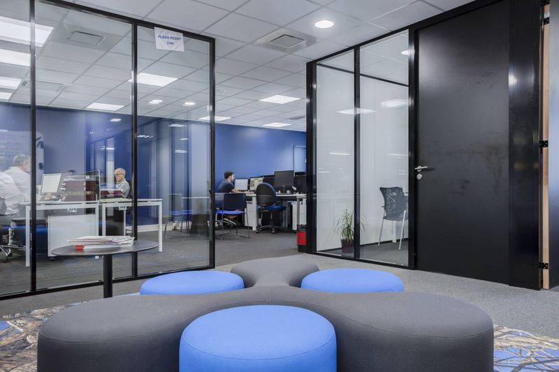 Aménagement Bureau Siège Social Pusignan : Mobilier Design par Arrivetz Lyon