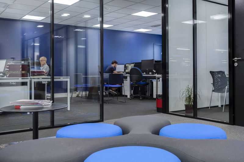 Aménagement Bureau Siège Social Pusignan : Mobilier Design par Arrivetz Lyon