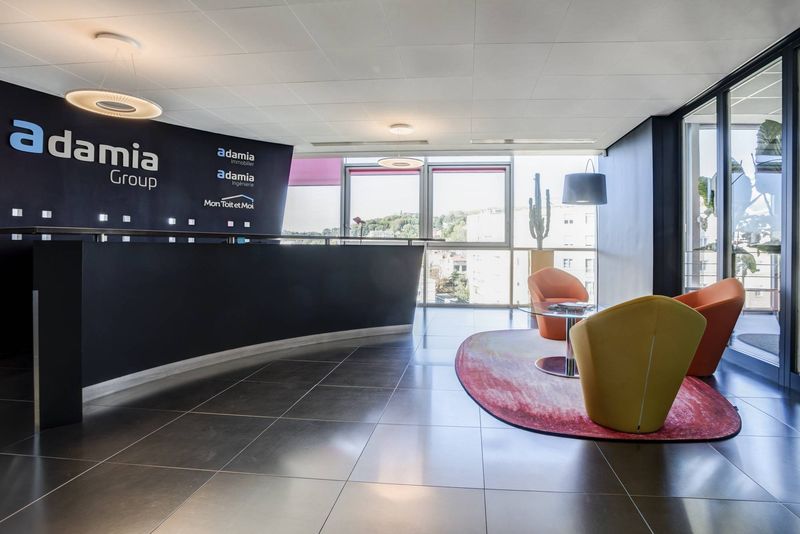 Aménagement bureaux Adamia Lyon Caluire : Mobilier design et décoration professionnelle