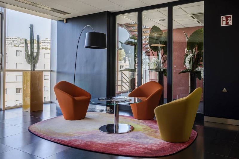 Aménagement bureaux Adamia Lyon Caluire : Mobilier design et décoration professionnelle