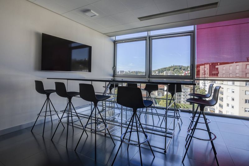 Aménagement bureaux Adamia Lyon Caluire : Mobilier design et décoration professionnelle