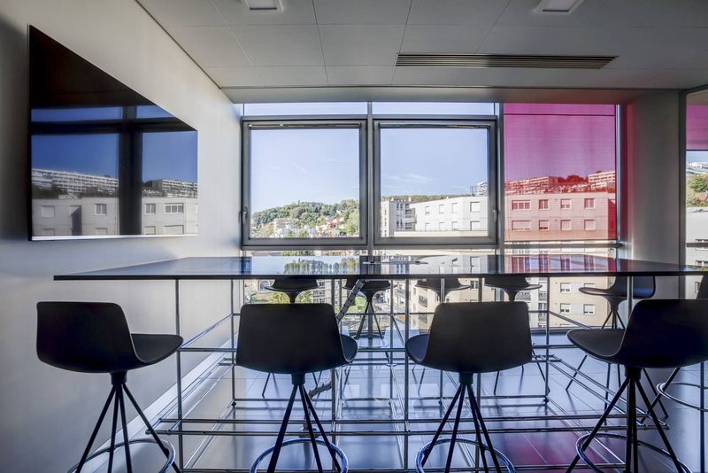 Aménagement bureaux Adamia Lyon Caluire : Mobilier design et décoration professionnelle