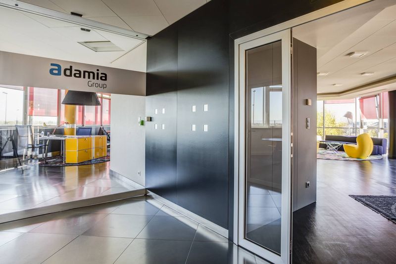 Aménagement bureaux Adamia Lyon Caluire : Mobilier design et décoration professionnelle