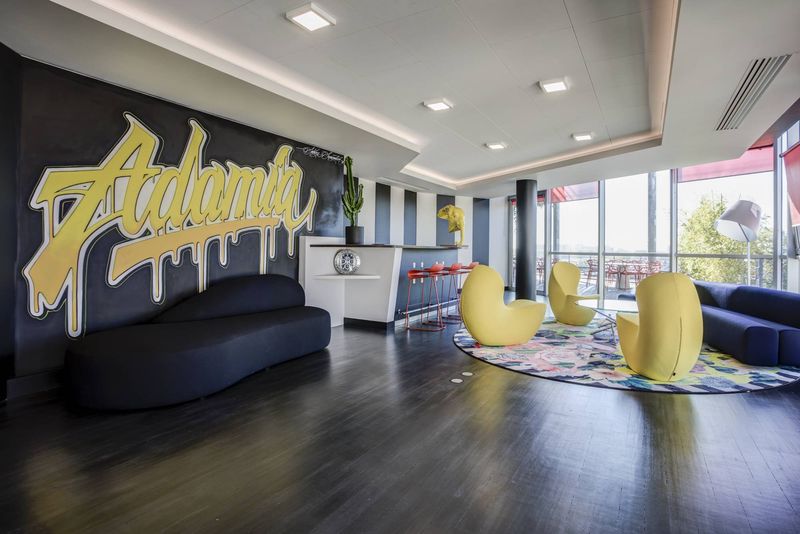 Aménagement bureaux Adamia Lyon Caluire : Mobilier design et décoration professionnelle