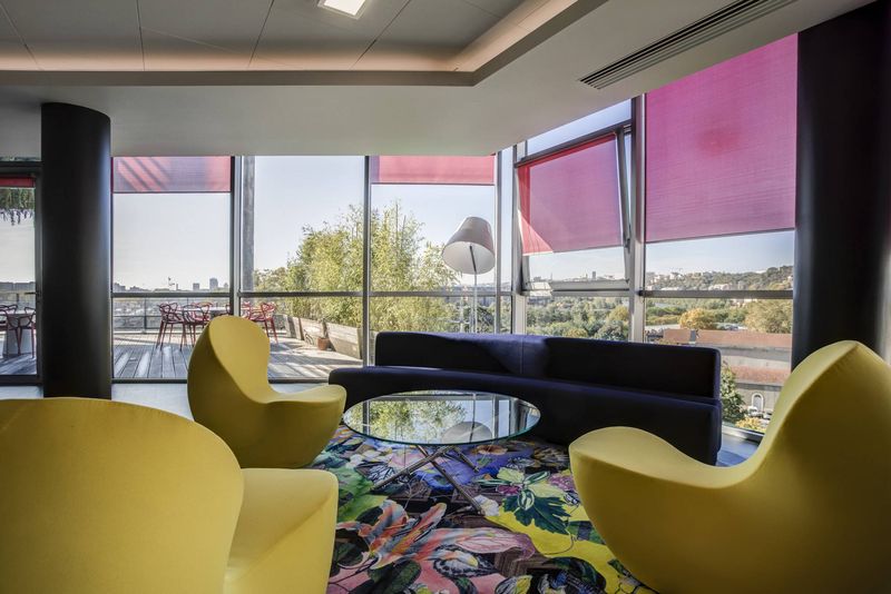 Aménagement bureaux Adamia Lyon Caluire : Mobilier design et décoration professionnelle