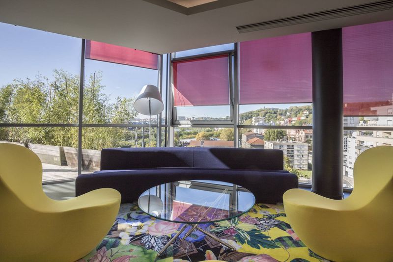 Aménagement bureaux Adamia Lyon Caluire : Mobilier design et décoration professionnelle