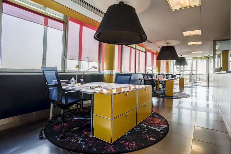 Aménagement bureaux Adamia Lyon Caluire : Mobilier design et décoration professionnelle