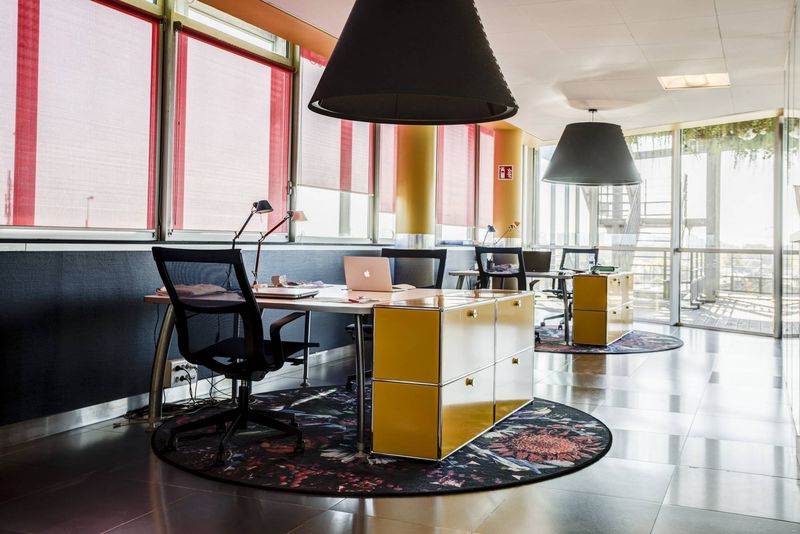 Aménagement bureaux Adamia Lyon Caluire : Mobilier design et décoration professionnelle