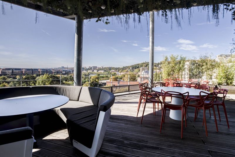 Aménagement bureaux Adamia Lyon Caluire : Mobilier design et décoration professionnelle