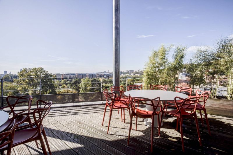 Aménagement bureaux Adamia Lyon Caluire : Mobilier design et décoration professionnelle