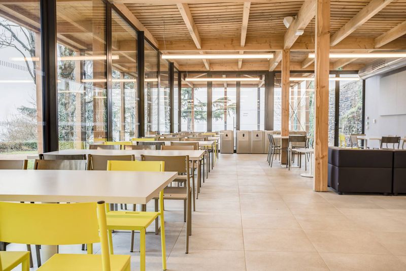 Aménagement bureau design pour école supérieure à Lyon – Arrivetz