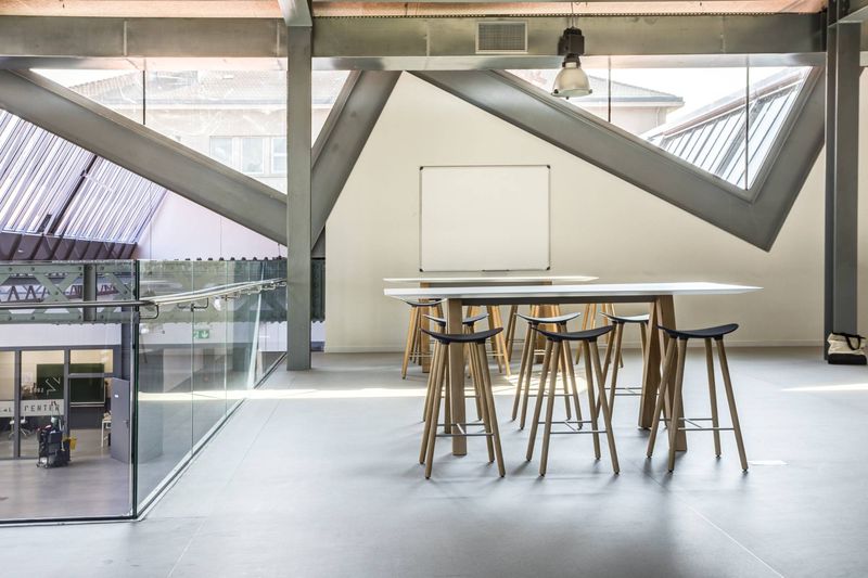 Arrivetz à Lyon aménage un espace de co-working étudiant moderne et fonctionnel