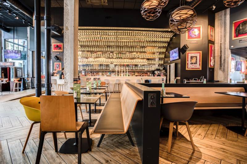 Hard Rock Café Lyon : Aménagement et Mobilier Design par Arrivetz