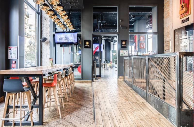 Hard Rock Café Lyon : Aménagement et Mobilier Design par Arrivetz