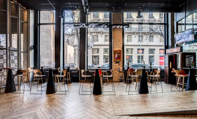 Hard Rock Café Lyon : Aménagement et Mobilier Design par Arrivetz