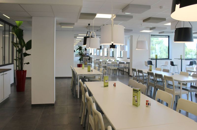 Mobilier de Bureau et Espaces Professionnels Arrivetz Lyon – Marques Design et Solutions Sur-Mesure