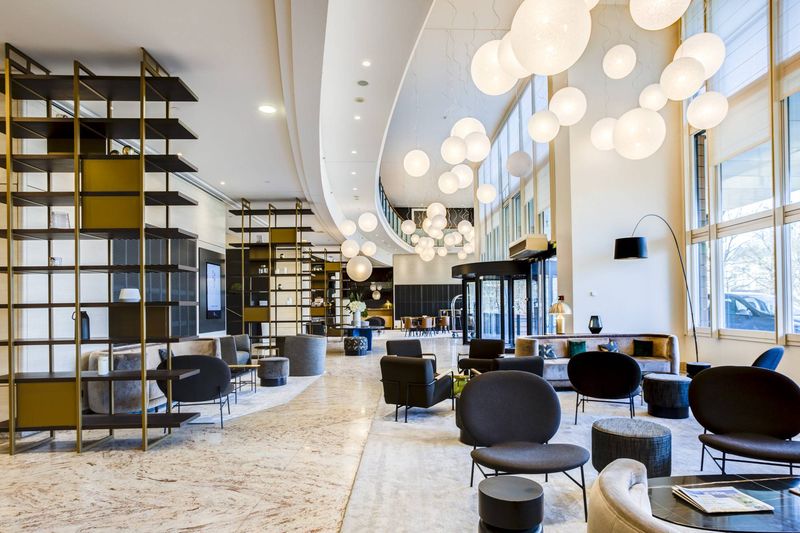 Aménagement Hall Hôtel Marriott Lyon 6 par Arrivetz : Mobilier Design et Luxe