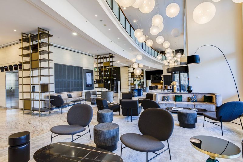 Aménagement Hall Hôtel Marriott Lyon 6 par Arrivetz : Mobilier Design et Luxe