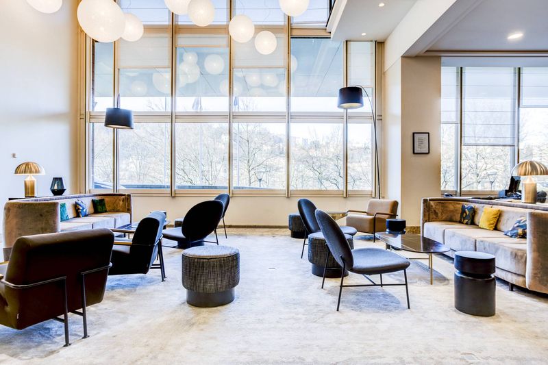 Aménagement Hall Hôtel Marriott Lyon 6 par Arrivetz : Mobilier Design et Luxe