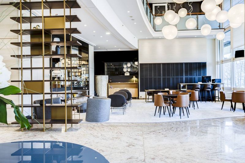 Aménagement Hall Hôtel Marriott Lyon 6 par Arrivetz : Mobilier Design et Luxe