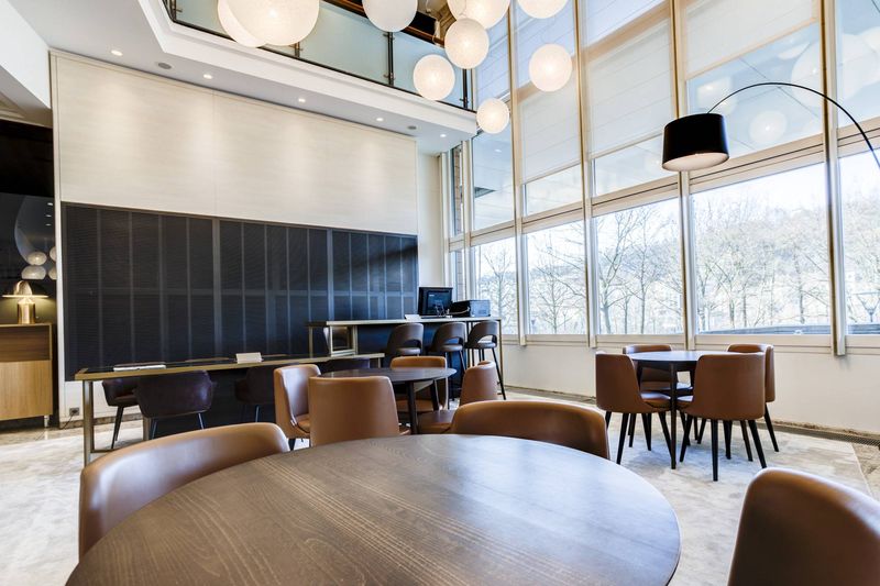 Aménagement Hall Hôtel Marriott Lyon 6 par Arrivetz : Mobilier Design et Luxe