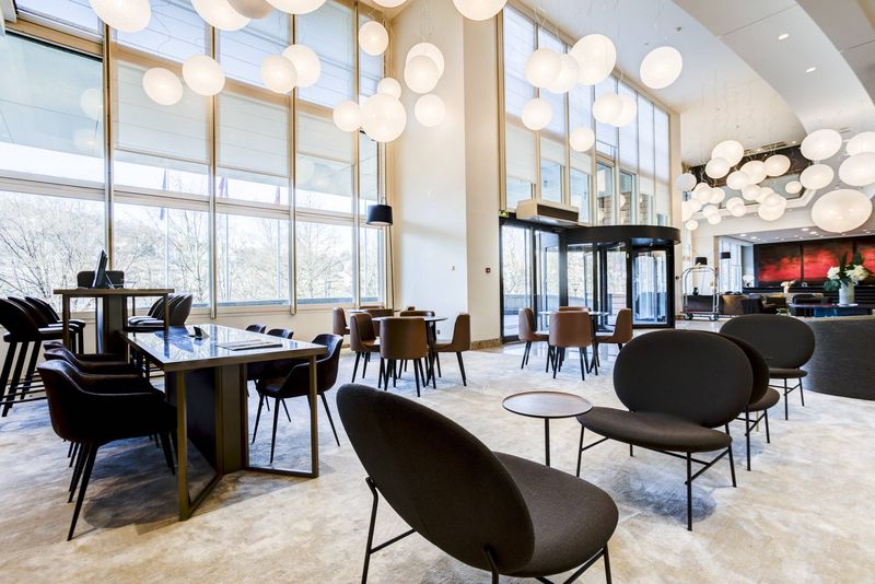 Aménagement Hall Hôtel Marriott Lyon 6 par Arrivetz : Mobilier Design et Luxe