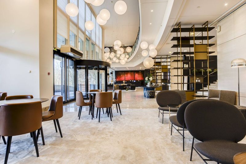 Aménagement Hall Hôtel Marriott Lyon 6 par Arrivetz : Mobilier Design et Luxe