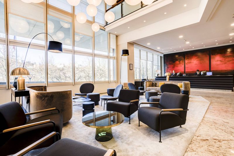 Aménagement Hall Hôtel Marriott Lyon 6 par Arrivetz : Mobilier Design et Luxe